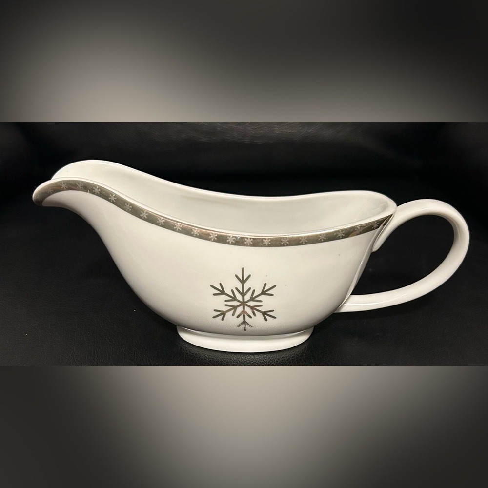 Target Holiday 2010 First Frost Silver Snowflake Gravy Boat Great Condition